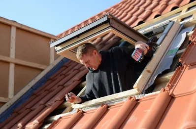 Pose de fenêtres de toit Velux à Goupil-Othon